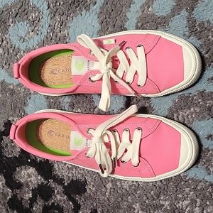 Cariuma sneakers, hot pink, worn 2x, great . Size 8.